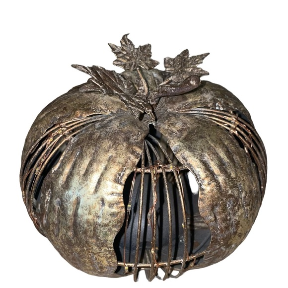 Metal pumpkin with warm twinkling lights in gold / bronze color - Picture 4 of 11